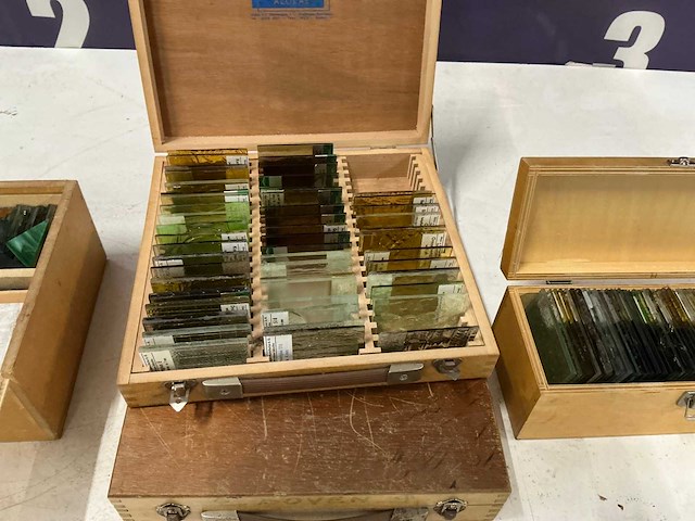 Houten kist met glas voorbeelden (4x) - afbeelding 3 van  5