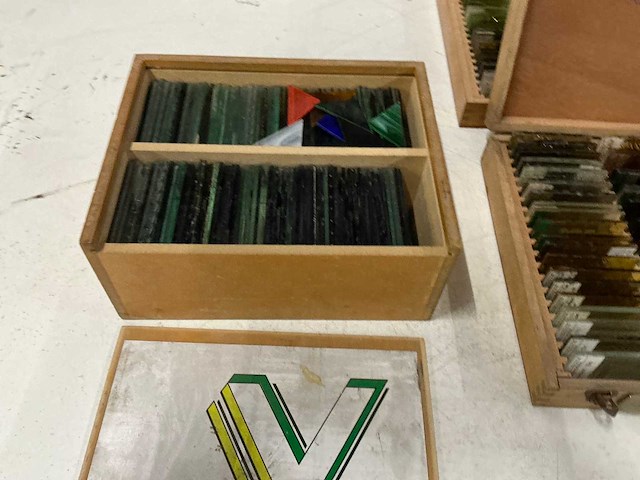 Houten kist met glas voorbeelden (4x) - afbeelding 5 van  5