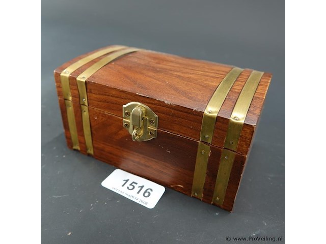 Houten kist met messing afwerking - afbeelding 1 van  5