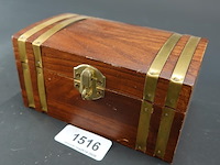 Houten kist met messing afwerking - afbeelding 1 van  5