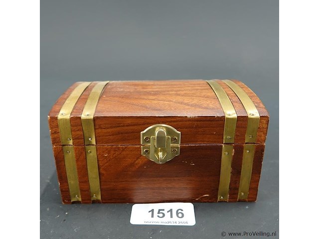 Houten kist met messing afwerking - afbeelding 2 van  5
