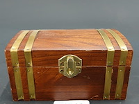 Houten kist met messing afwerking - afbeelding 2 van  5