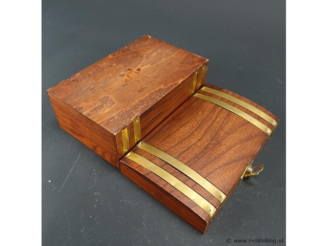 Houten kist met messing afwerking - afbeelding 5 van  5
