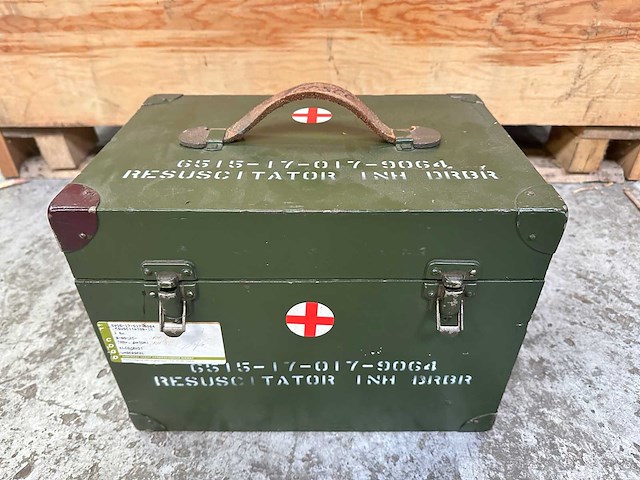 Houten kist met resuscitator - afbeelding 1 van  5