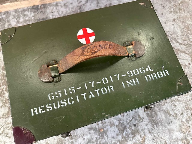 Houten kist met resuscitator - afbeelding 2 van  5
