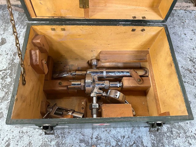 Houten kist met resuscitator - afbeelding 3 van  5