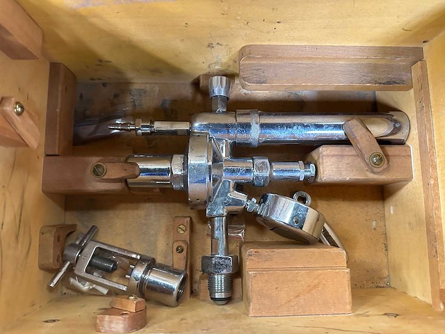 Houten kist met resuscitator - afbeelding 4 van  5