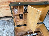 Houten kist met resuscitator - afbeelding 5 van  5