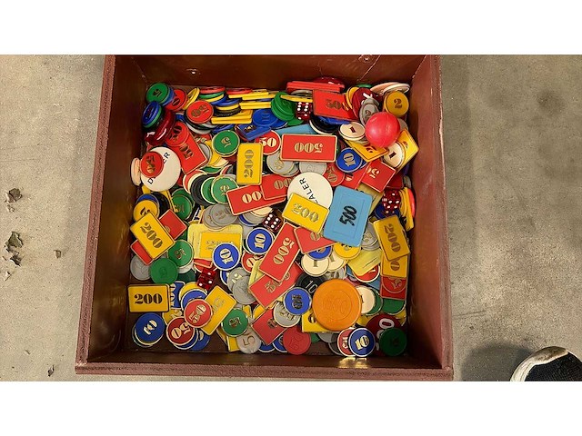 Houten kist met roulette fiches - afbeelding 1 van  3