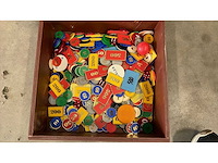 Houten kist met roulette fiches - afbeelding 2 van  3