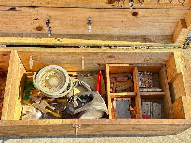 Houten kist met scheepskompas - afbeelding 4 van  4