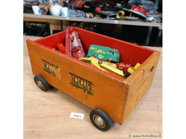 Houten kist op wielen met die-cast schaalmodellen - afbeelding 1 van  5