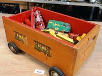 Houten kist op wielen met die-cast schaalmodellen