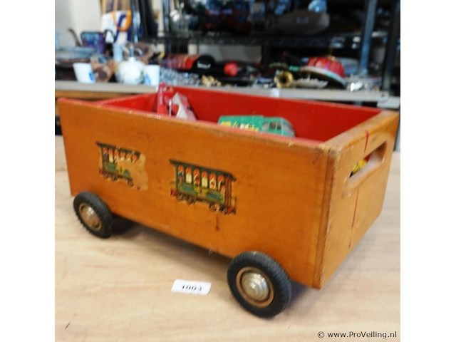 Houten kist op wielen met die-cast schaalmodellen - afbeelding 2 van  5