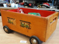 Houten kist op wielen met die-cast schaalmodellen - afbeelding 2 van  5