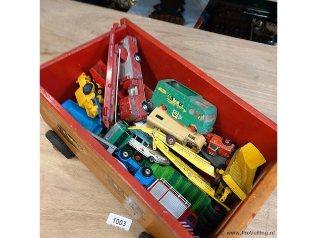 Houten kist op wielen met die-cast schaalmodellen - afbeelding 3 van  5