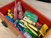 Houten kist op wielen met die-cast schaalmodellen - afbeelding 3 van  5