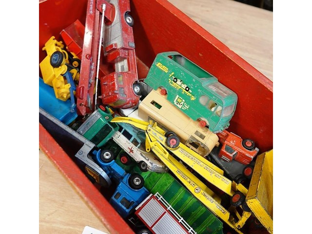 Houten kist op wielen met die-cast schaalmodellen - afbeelding 4 van  5