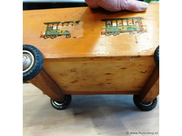 Houten kist op wielen met die-cast schaalmodellen - afbeelding 5 van  5