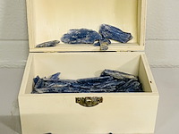 Houten kistje met ruwe kyaniet, blauw - afbeelding 1 van  4