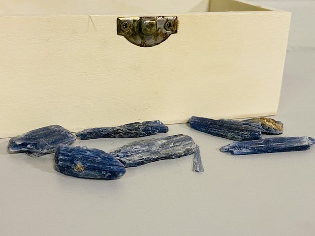 Houten kistje met ruwe kyaniet, blauw - afbeelding 2 van  4
