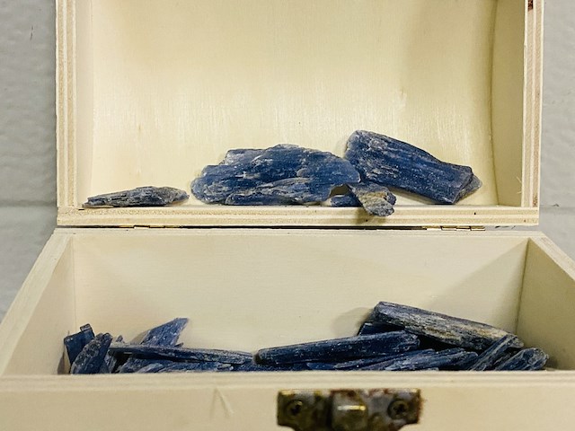 Houten kistje met ruwe kyaniet, blauw - afbeelding 3 van  4