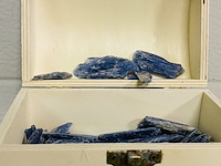 Houten kistje met ruwe kyaniet, blauw - afbeelding 3 van  4