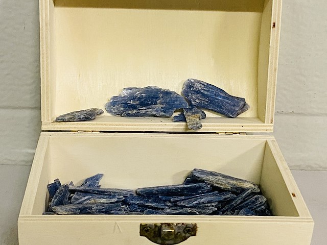 Houten kistje met ruwe kyaniet, blauw - afbeelding 4 van  4