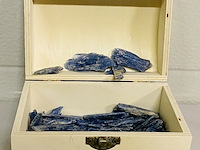 Houten kistje met ruwe kyaniet, blauw - afbeelding 4 van  4