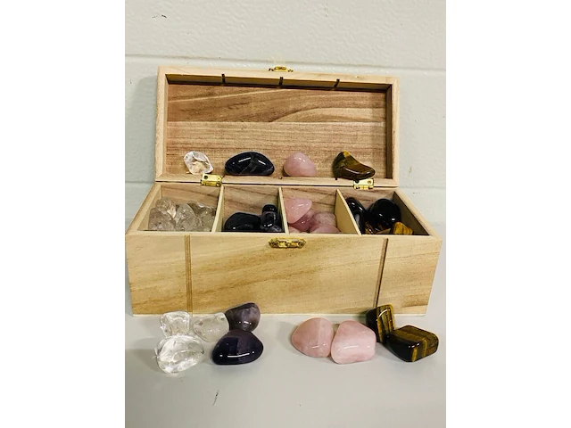 Houten kistje met trommelstenen - afbeelding 1 van  5