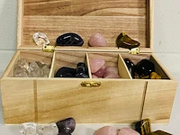 Houten kistje met trommelstenen