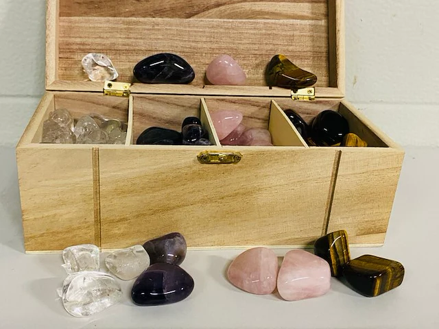 Houten kistje met trommelstenen - afbeelding 2 van  5