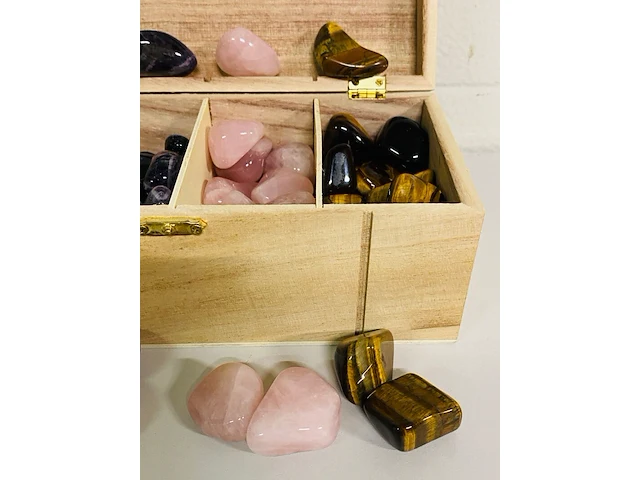 Houten kistje met trommelstenen - afbeelding 3 van  5
