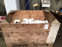 Houten krat met lege plastic flacons - afbeelding 1 van  4