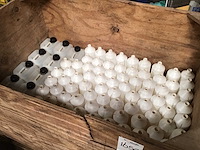 Houten krat met lege plastic flacons - afbeelding 2 van  4