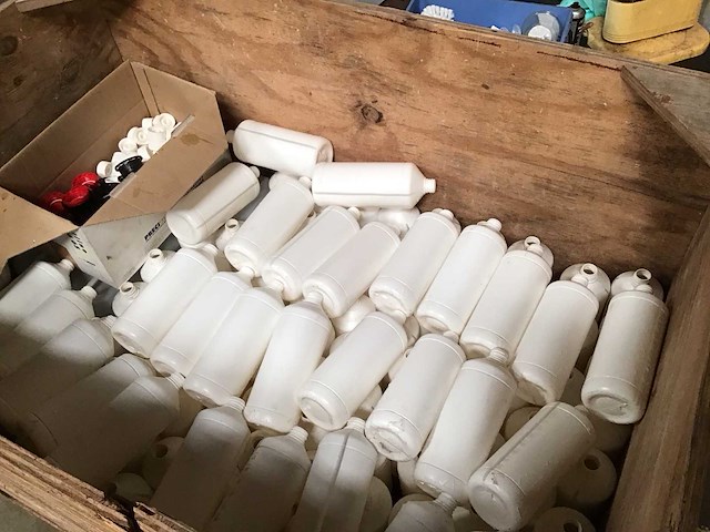 Houten krat met lege plastic flacons - afbeelding 3 van  4