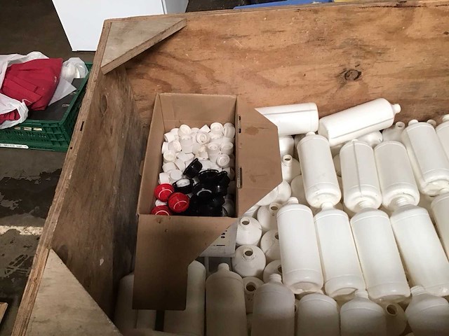 Houten krat met lege plastic flacons - afbeelding 4 van  4