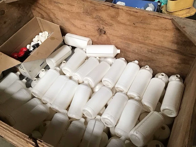 Houten krat met lege plastic flacons - afbeelding 3 van  4