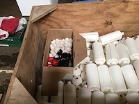 Houten krat met lege plastic flacons - afbeelding 4 van  4