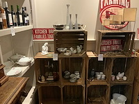 Houten kratten met inhoud (5) - afbeelding 1 van  6