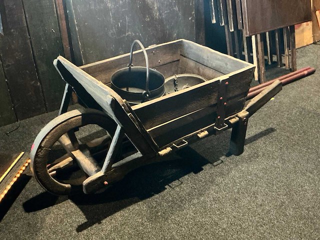Houten kruiwagen - afbeelding 1 van  4