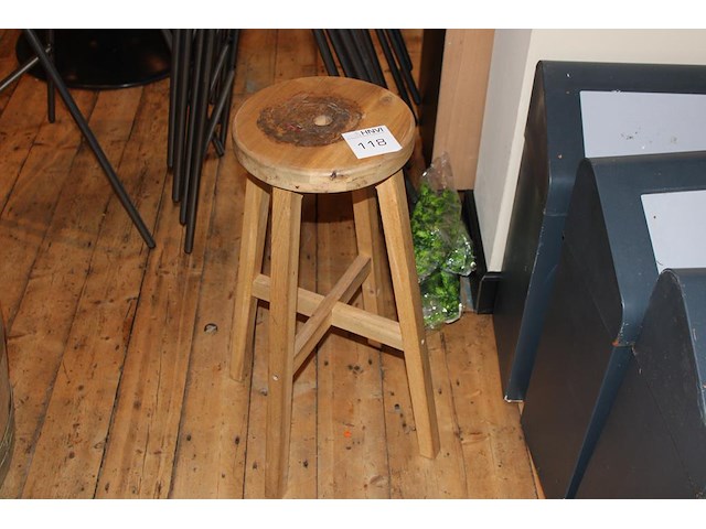 Houten kruk met hoogte 70 cm en diameter 28 cm. - afbeelding 1 van  2