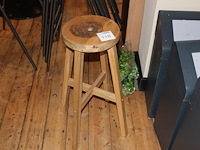 Houten kruk met hoogte 70 cm en diameter 28 cm. - afbeelding 1 van  2