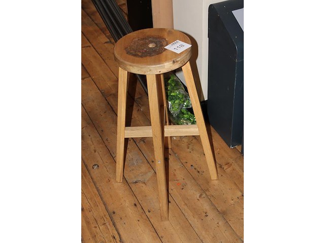 Houten kruk met hoogte 70 cm en diameter 28 cm. - afbeelding 2 van  2