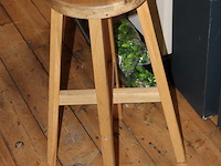 Houten kruk met hoogte 70 cm en diameter 28 cm. - afbeelding 2 van  2