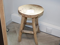 Houten krukje hoogte 42 cm.