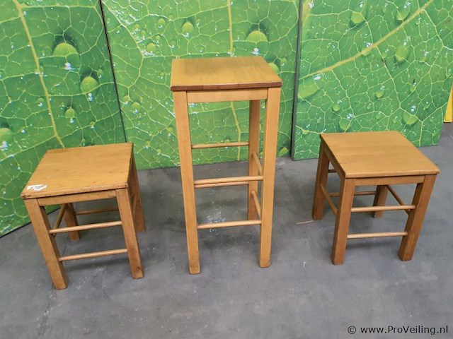 Houten krukken - 3 stuks - afbeelding 1 van  3