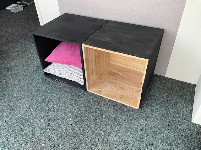 Houten kubus en kussen (2x) - afbeelding 1 van  3