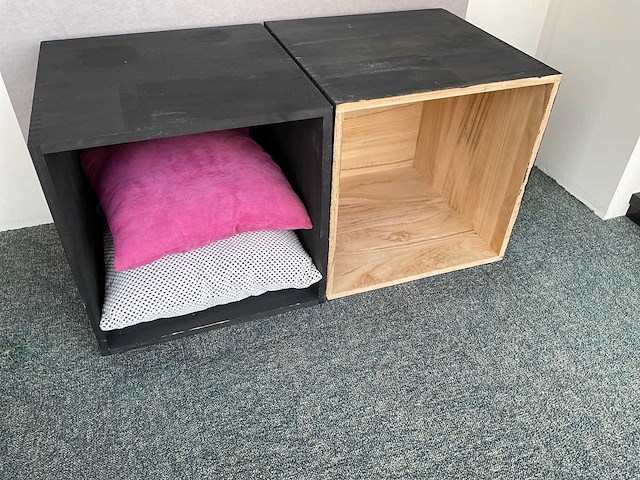 Houten kubus en kussen (2x) - afbeelding 2 van  3