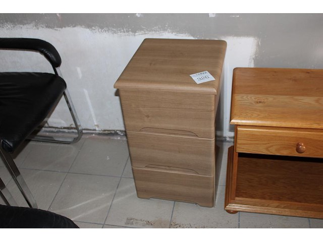 Houten ladekastje met drie lades. afmeting 39 x 40 x 65 cm. - afbeelding 1 van  2